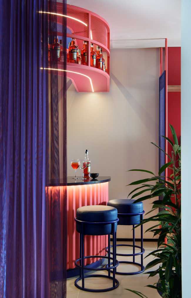 Mobiliario icónico, colores intensos y una decoración tropical al aire libre en la suite