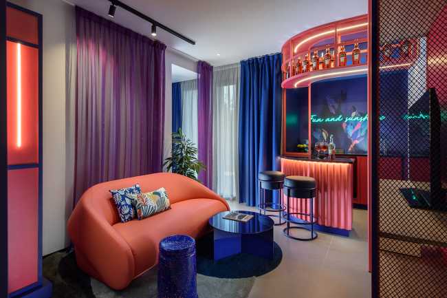 Mobiliario icónico, colores intensos y una decoración tropical al aire libre en la suite