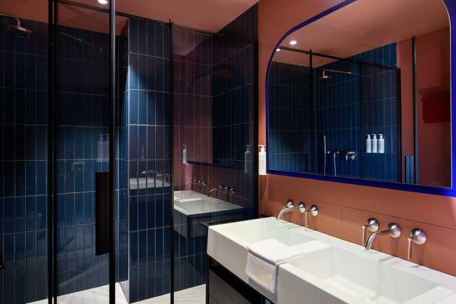 Mobiliario icónico, colores intensos y una decoración tropical al aire libre en la suite