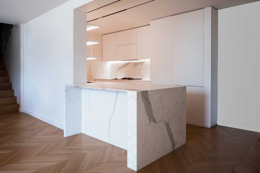 The minimalist attic design that is combined with a sophisticated color palette