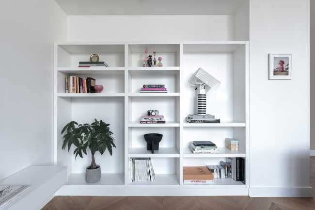 The minimalist attic design that is combined with a sophisticated color palette