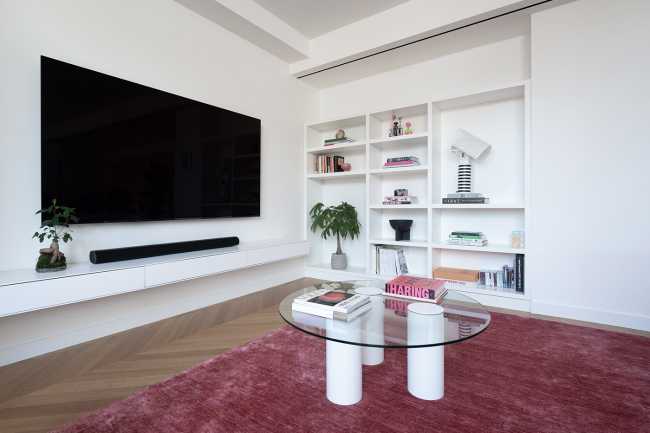 The minimalist attic design that is combined with a sophisticated color palette