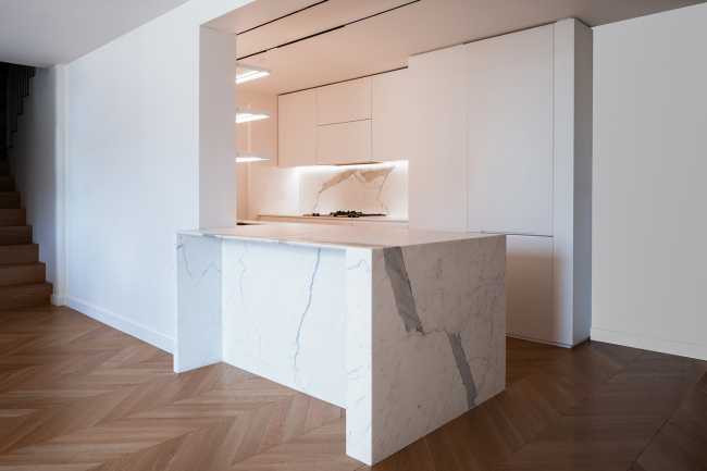 The minimalist attic design that is combined with a sophisticated color palette