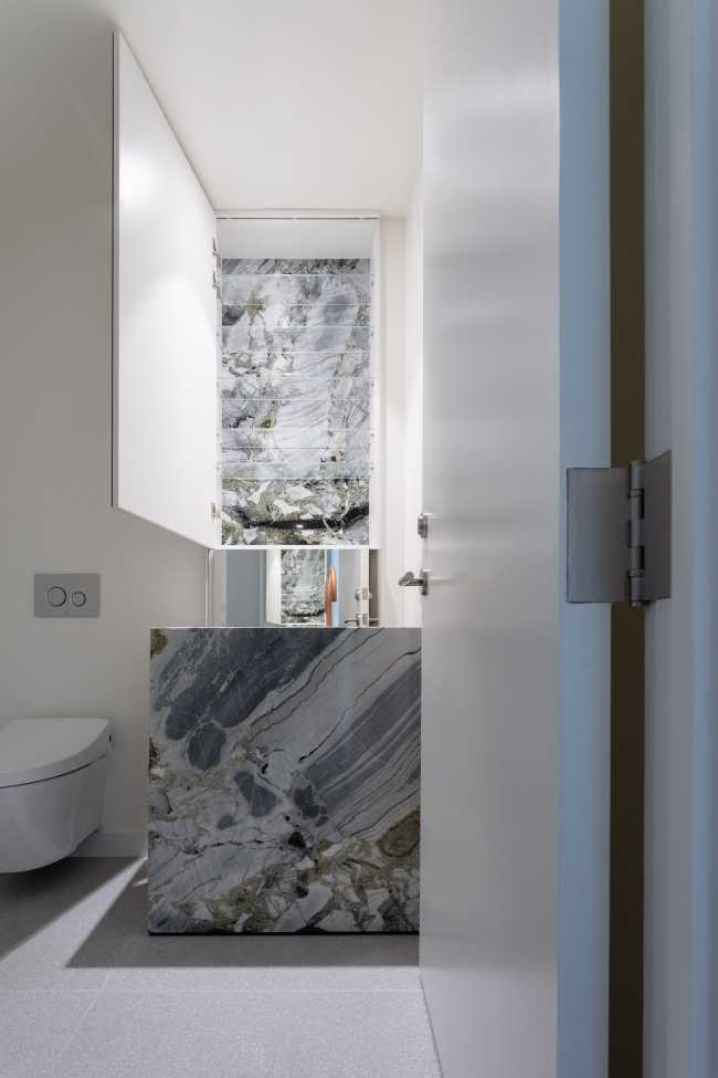 The minimalist attic design that is combined with a sophisticated color palette