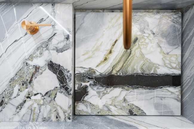 The minimalist attic design that is combined with a sophisticated color palette