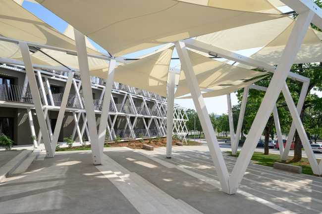 Una nueva estética envuelve y transforma un histórico establo esloveno