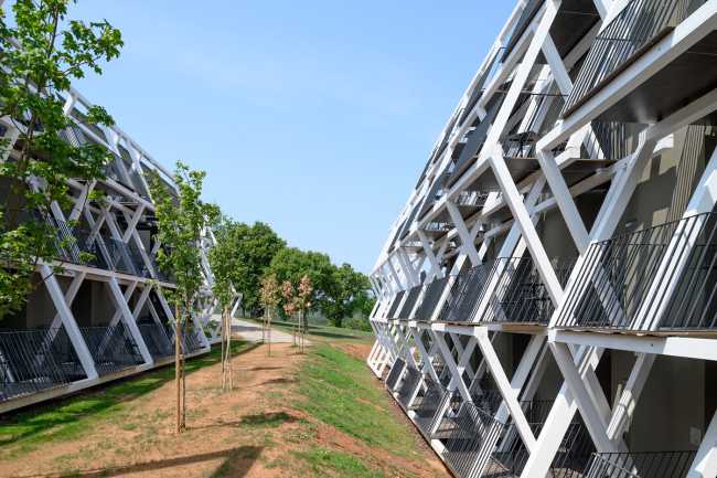 Una nueva estética envuelve y transforma un histórico establo esloveno