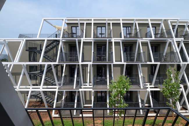 Una nueva estética envuelve y transforma un histórico establo esloveno