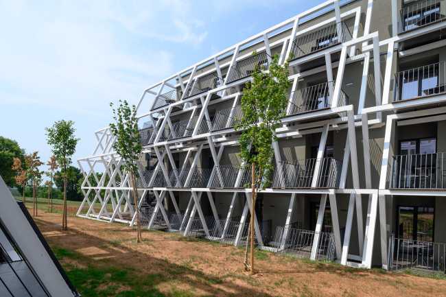 Una nueva estética envuelve y transforma un histórico establo esloveno