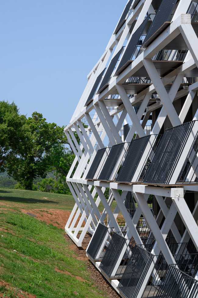 Una nueva estética envuelve y transforma un histórico establo esloveno