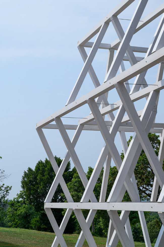 Una nueva estética envuelve y transforma un histórico establo esloveno