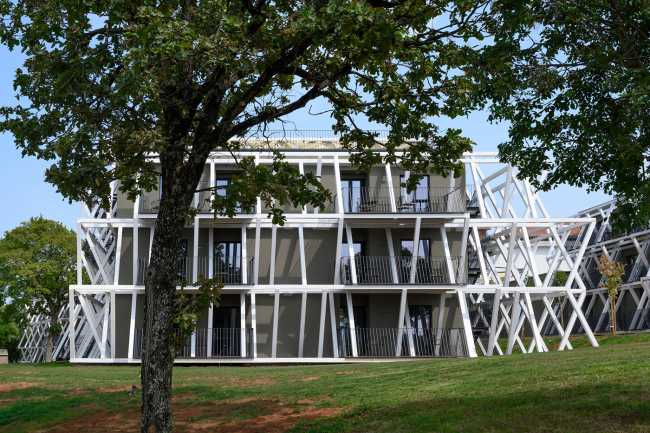 Una nueva estética envuelve y transforma un histórico establo esloveno