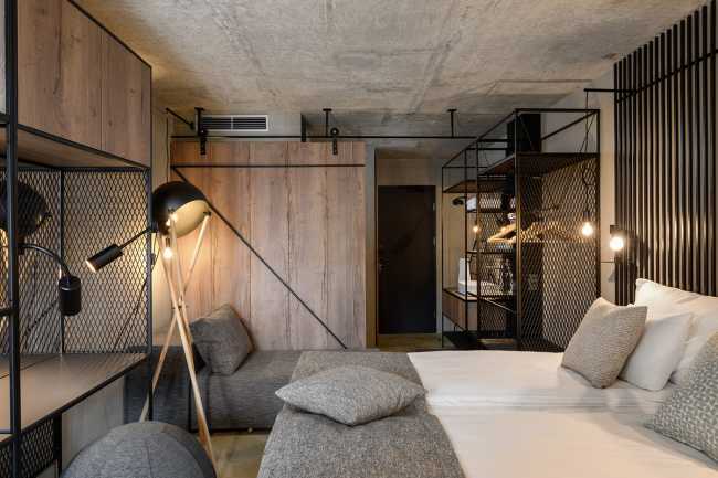 Una nueva estética envuelve y transforma un histórico establo esloveno