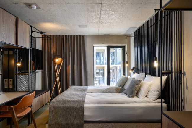 Una nueva estética envuelve y transforma un histórico establo esloveno