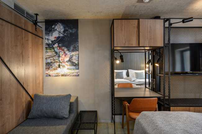 Una nueva estética envuelve y transforma un histórico establo esloveno