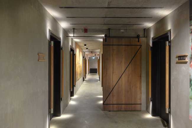 Una nueva estética envuelve y transforma un histórico establo esloveno