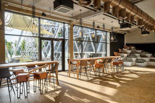 Una nueva estética envuelve y transforma un histórico establo esloveno