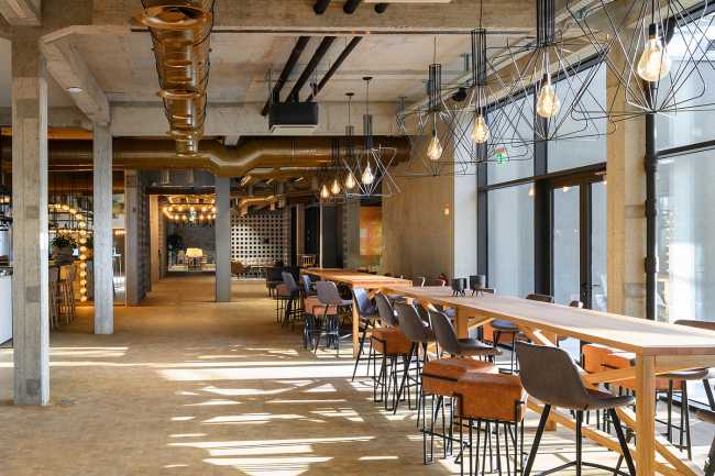 Una nueva estética envuelve y transforma un histórico establo esloveno