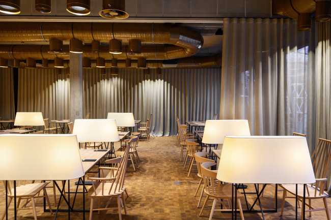 Una nueva estética envuelve y transforma un histórico establo esloveno