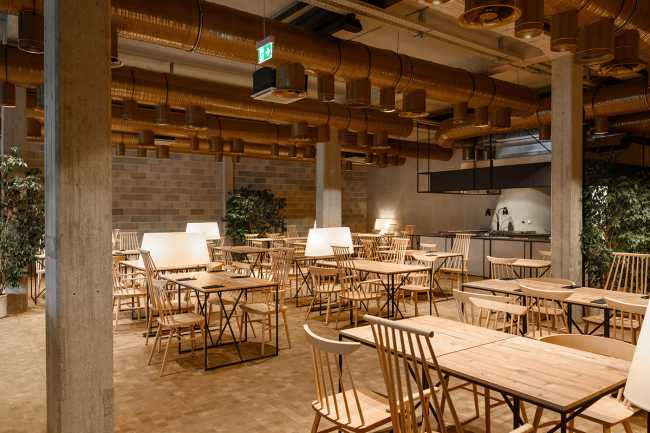 Una nueva estética envuelve y transforma un histórico establo esloveno