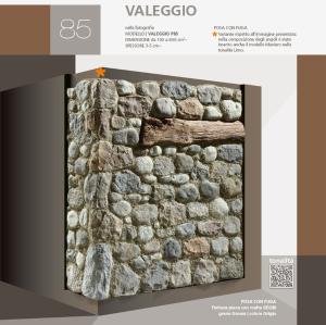 Perfil de geopietra rural espontánea con revestimiento de piedra