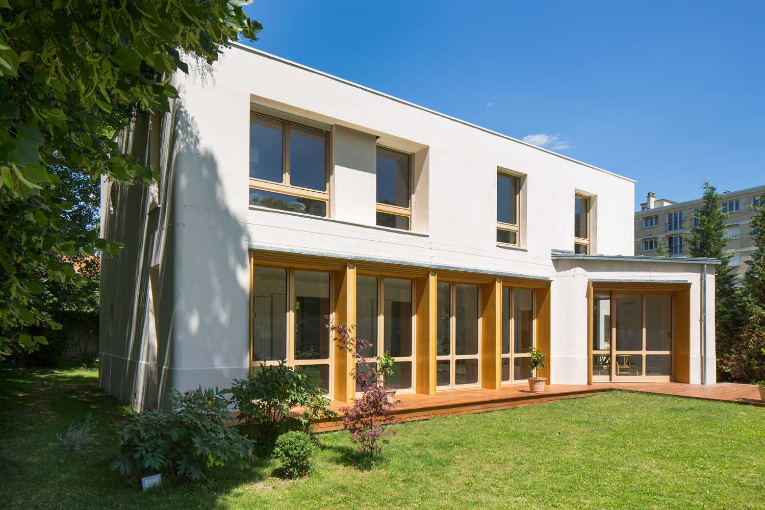 Bois de chêne, fil rouge dans la rénovation de la villa des années 90.