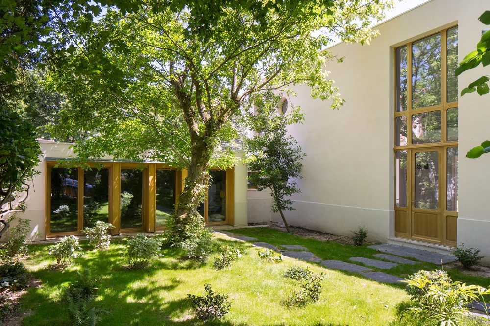 Madera de roble, hilo conductor en la renovación de la Villa de los años 90.