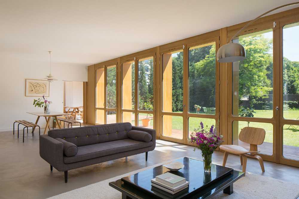 Madera de roble, hilo conductor en la renovación de la Villa de los años 90.