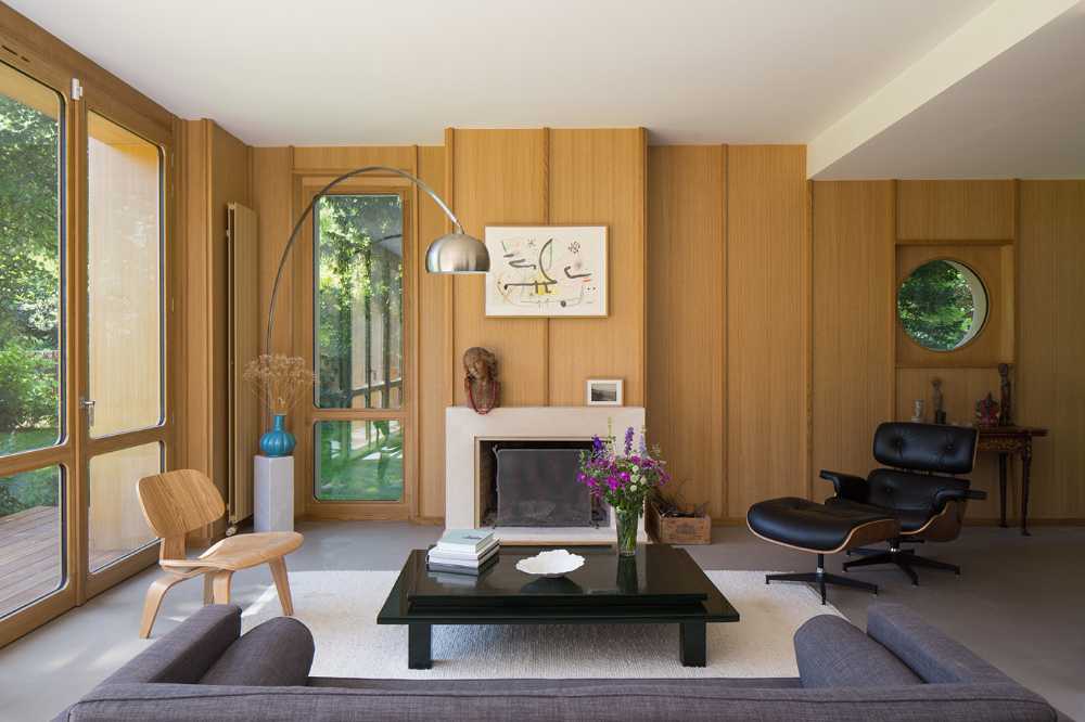 Madera de roble, hilo conductor en la renovación de la Villa de los años 90.