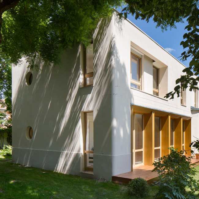 Madera de roble, hilo conductor en la renovación de la Villa de los años 90.