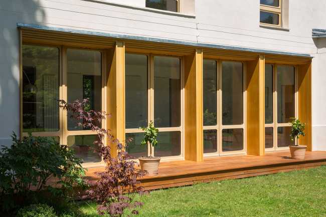 Madera de roble, hilo conductor en la renovación de la Villa de los años 90.