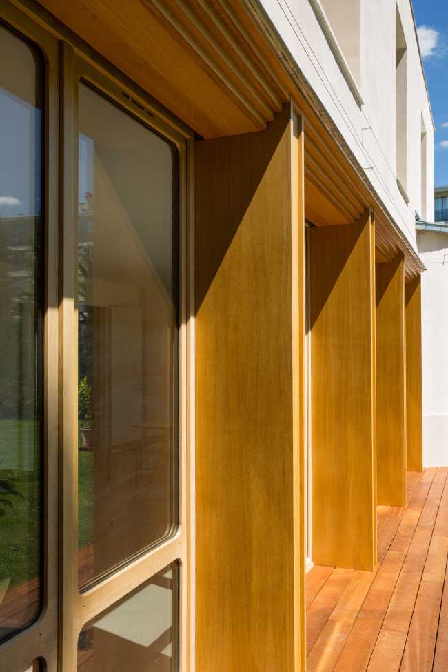 Madera de roble, hilo conductor en la renovación de la Villa de los años 90.