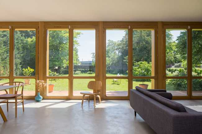 Madera de roble, hilo conductor en la renovación de la Villa de los años 90.