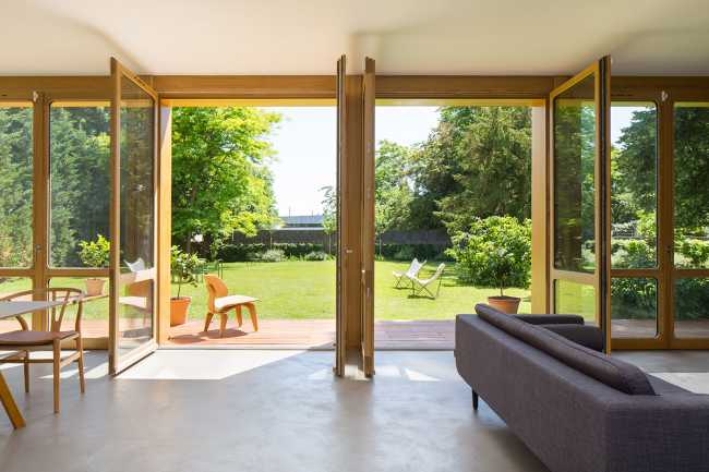 Madera de roble, hilo conductor en la renovación de la Villa de los años 90.