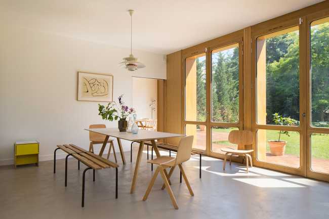 Madera de roble, hilo conductor en la renovación de la Villa de los años 90.