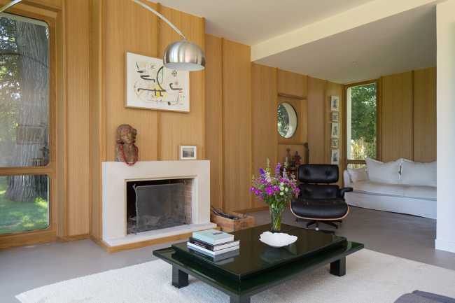 Madera de roble, hilo conductor en la renovación de la Villa de los años 90.