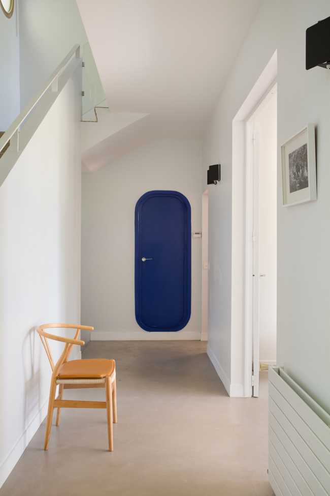 Madera de roble, hilo conductor en la renovación de la Villa de los años 90.