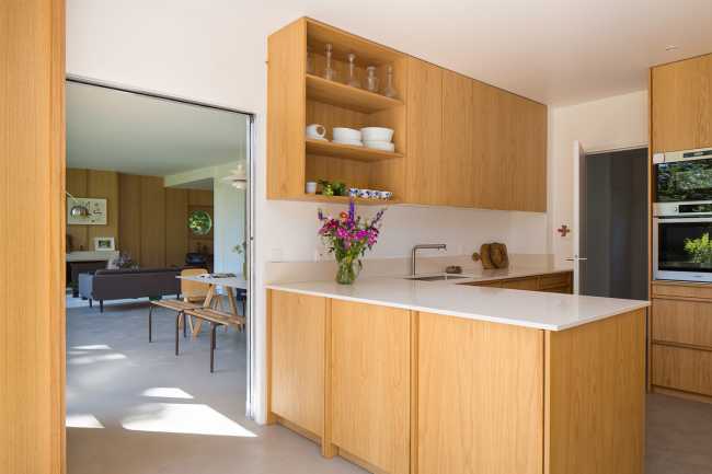 Madera de roble, hilo conductor en la renovación de la Villa de los años 90.