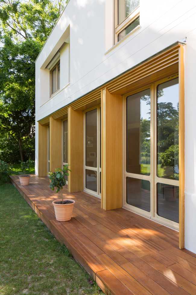 Madera de roble, hilo conductor en la renovación de la Villa de los años 90.