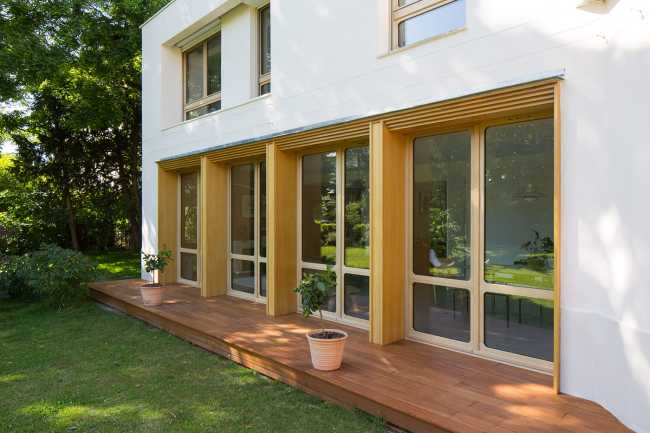 Madera de roble, hilo conductor en la renovación de la Villa de los años 90.