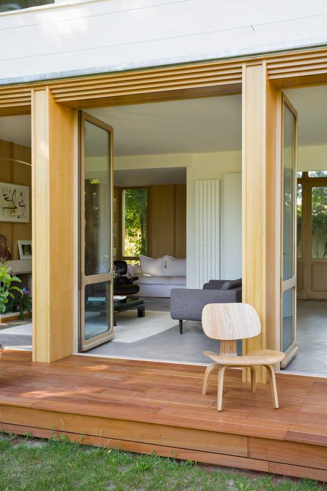 La madera de roble como hilo conductor de la nueva estética. Reestructuración de una casa unifamiliar de los años 90