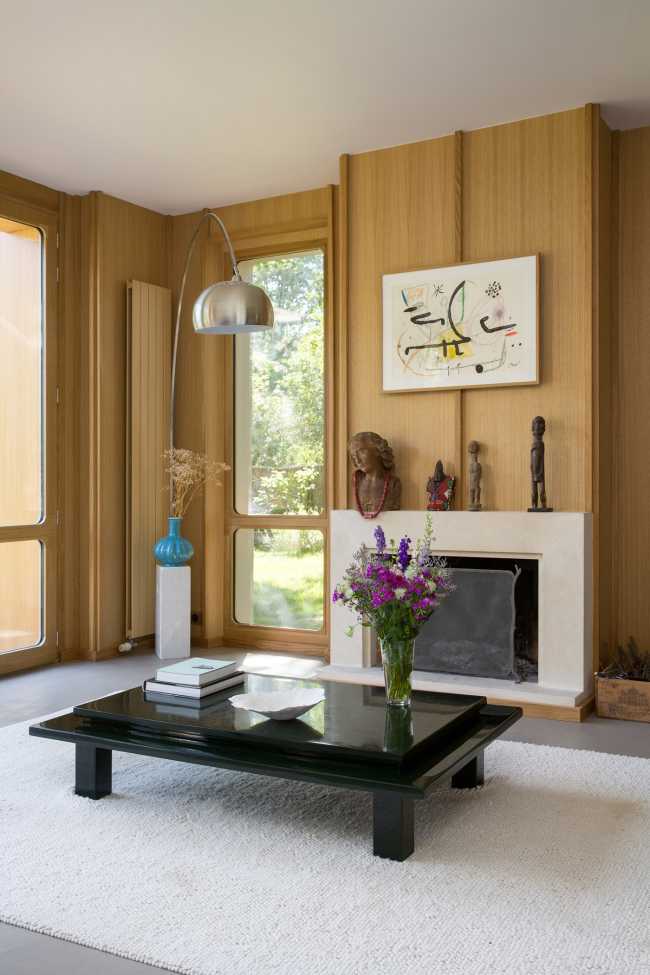 Madera de roble, hilo conductor en la renovación de la Villa de los años 90.