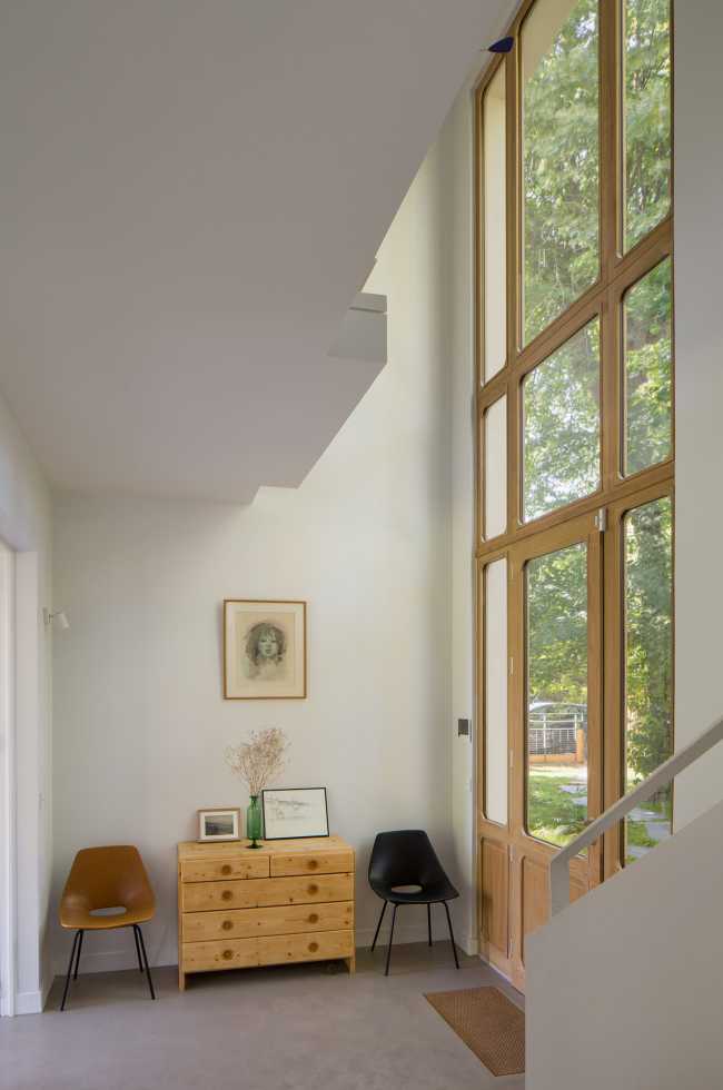 Madera de roble, hilo conductor en la renovación de la Villa de los años 90.