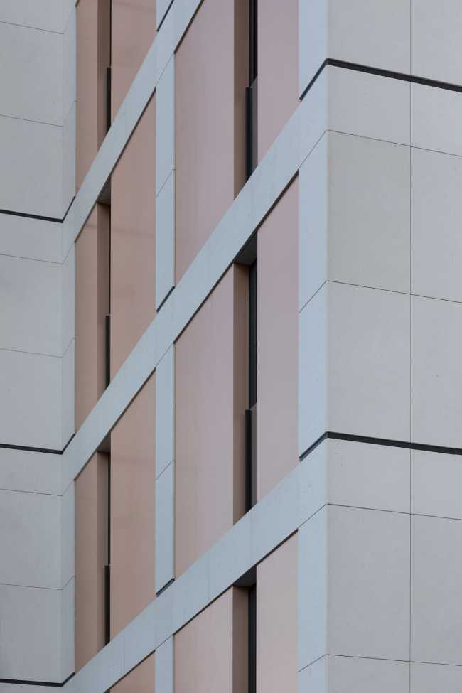 Srebarna 18, un edificio all'insegna dell'ordine e del minimalismo