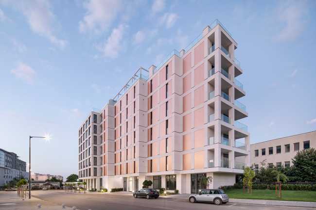 Srebarna 18, un edificio all'insegna dell'ordine e del minimalismo