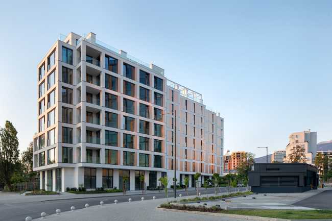 Srebarna 18, un edificio all'insegna dell'ordine e del minimalismo