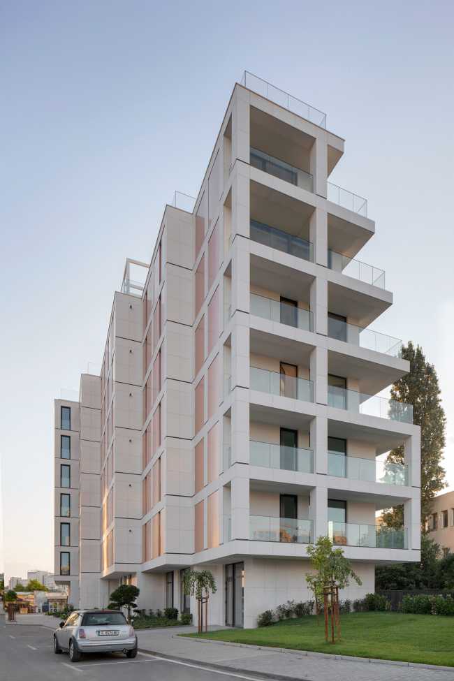 Srebarna 18, un edificio all'insegna dell'ordine e del minimalismo