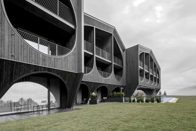 Milla Montis e la tradizione locale modellata sulla facciata dell'hotel altoatesino