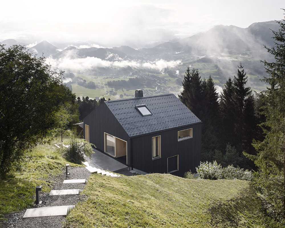 Jeu de hauteurs et de contrastes entre des espaces introvertis et extravertis. Vivre en trois dimensions dans la maison de vacances de Bregenzerwald