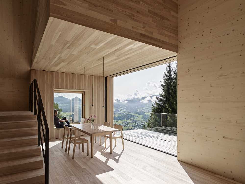 Jeu de hauteurs et de contrastes entre des espaces introvertis et extravertis. Vivre en trois dimensions dans la maison de vacances de Bregenzerwald